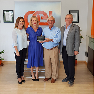 Foto GRUPO PEISA entrega el premio al mejor almacén en gestión de calidad así como a la mejor sugerencia del año 2017.
